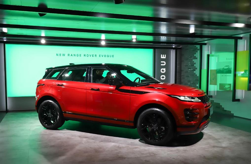 路虎揽胜极光全红色的车身配色,让奥迪q5的外形对