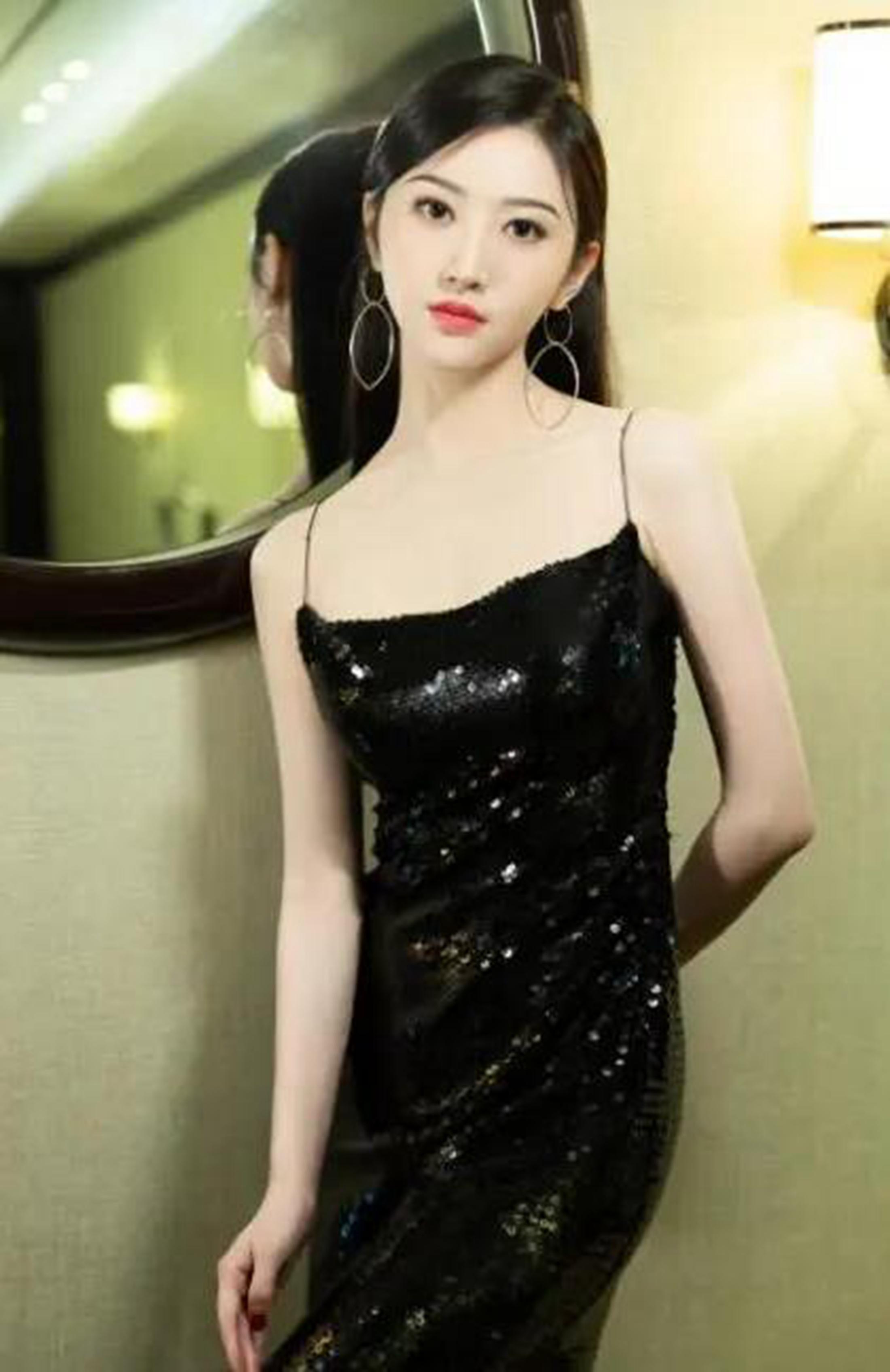 景甜又"火"了,一袭黑色吊带裙高级洋气,尽显时尚气息_成为了_魅力