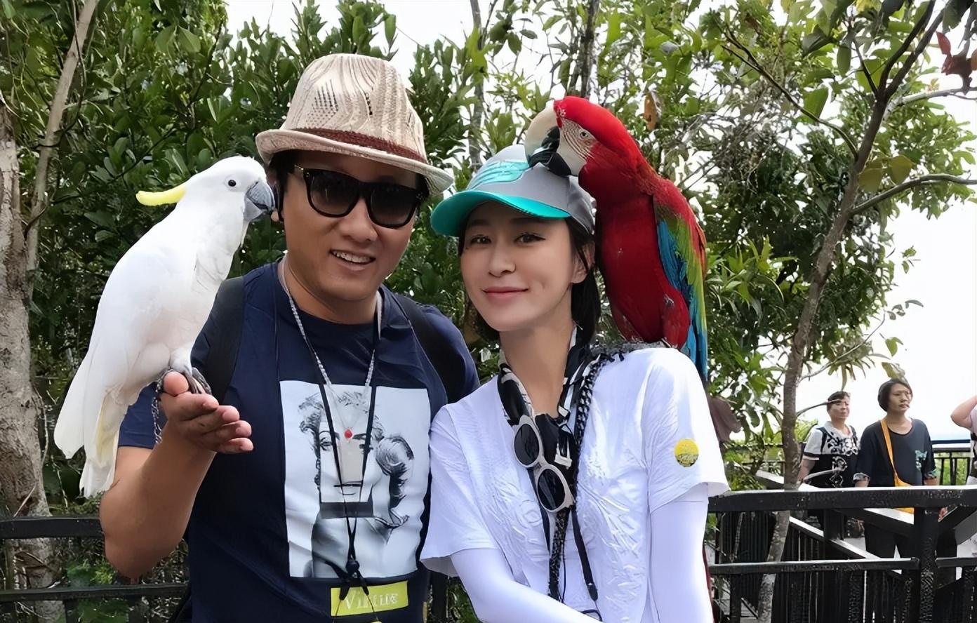 房子斌:裸婚美女演员,恩爱多年生一女,妻子杨雨婷是他的骄傲_观众们