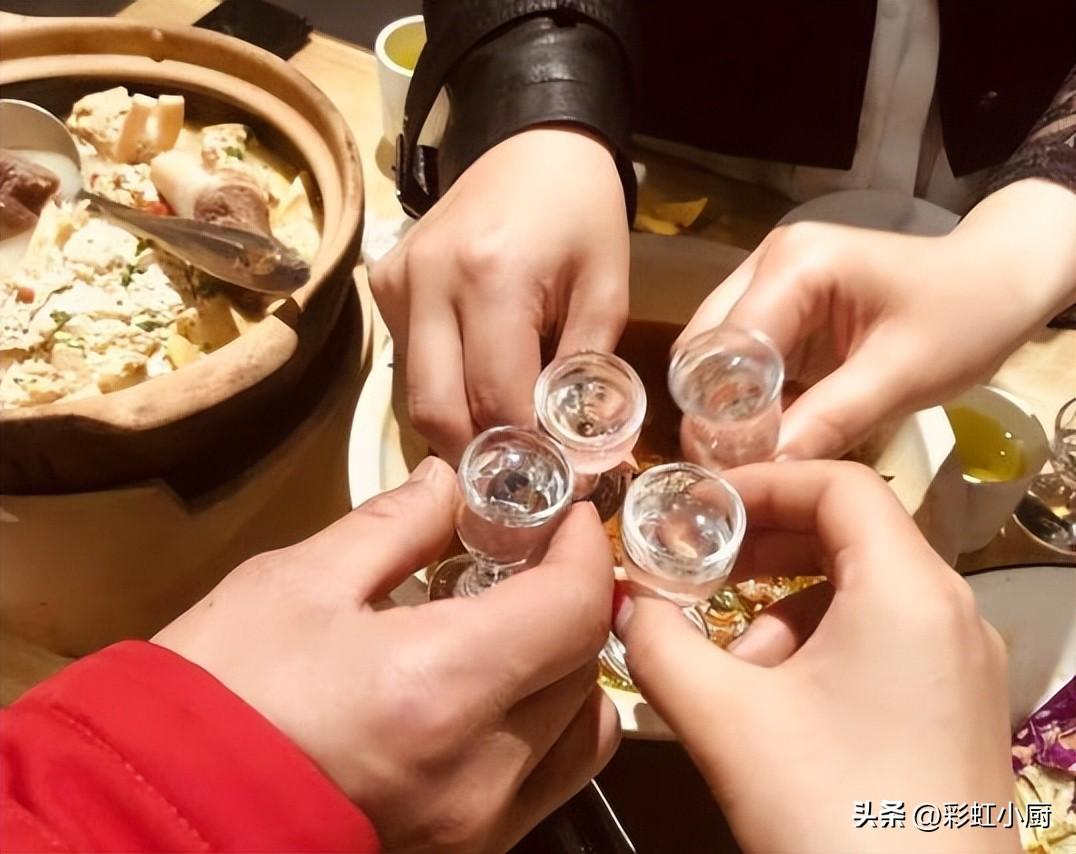 70后聚会晒"饭桌白酒",无1瓶名酒却走红,行家:还
