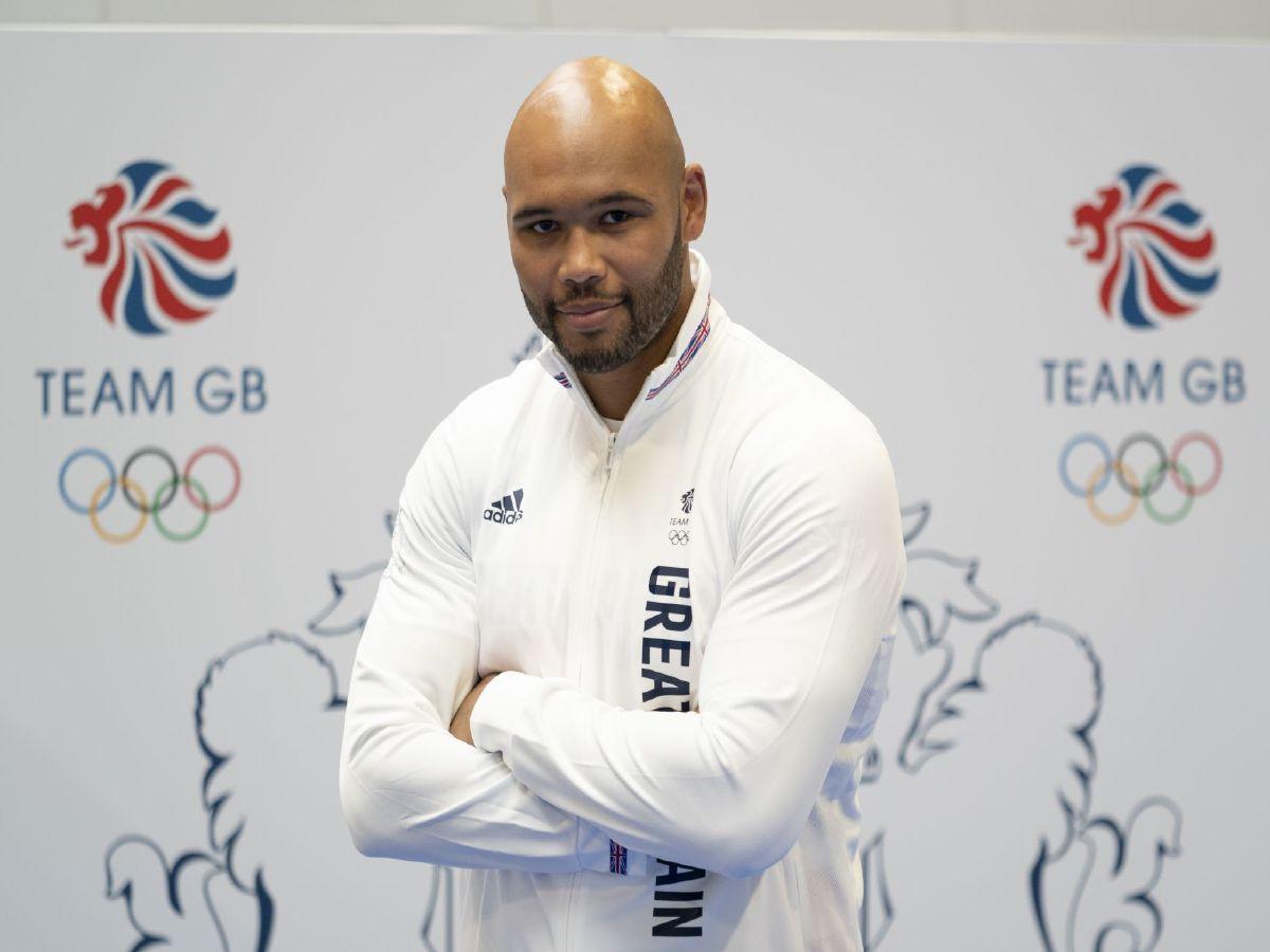 他依然在按部就班地参加比赛,英国国家拳王法比奥·沃德利就是弗雷泽