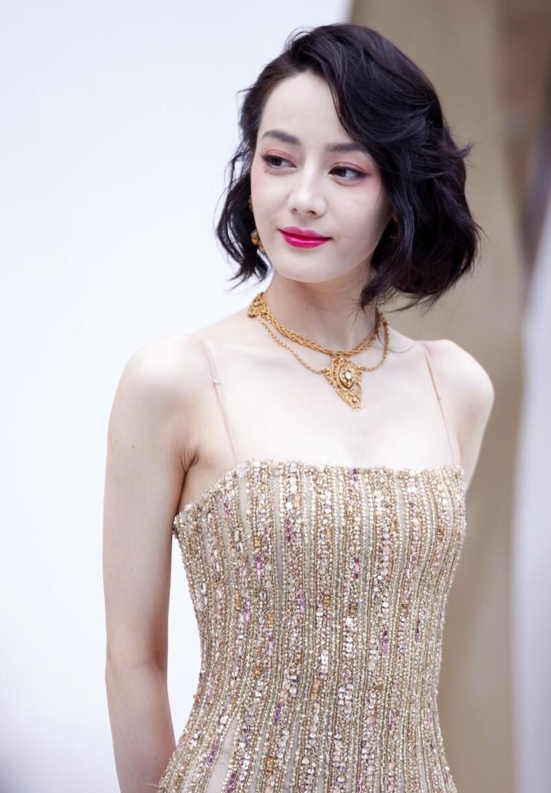 迪丽热巴金色抹胸鱼尾裙,明艳大方,优雅高贵,值得一看_星星_大海_星辰