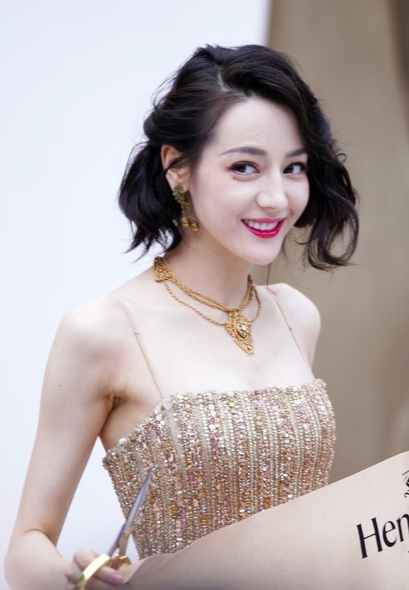 迪丽热巴金色抹胸鱼尾裙,明艳大方,优雅高贵,值得一看_星星_大海_星辰
