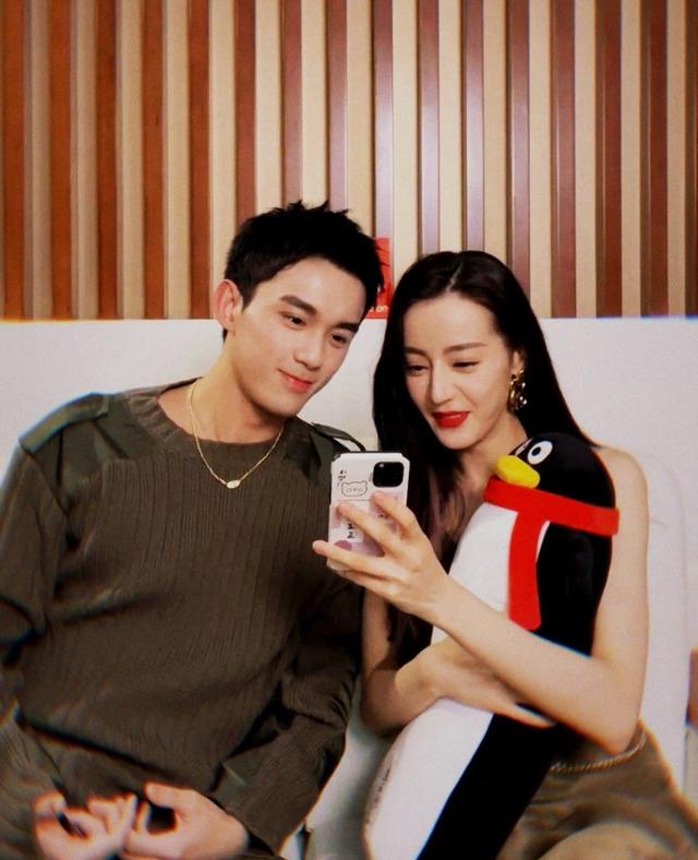 直播互动甜过正片,迪丽热巴,吴磊cp感不降反升,剧外营业更甜蜜_阿诗勒