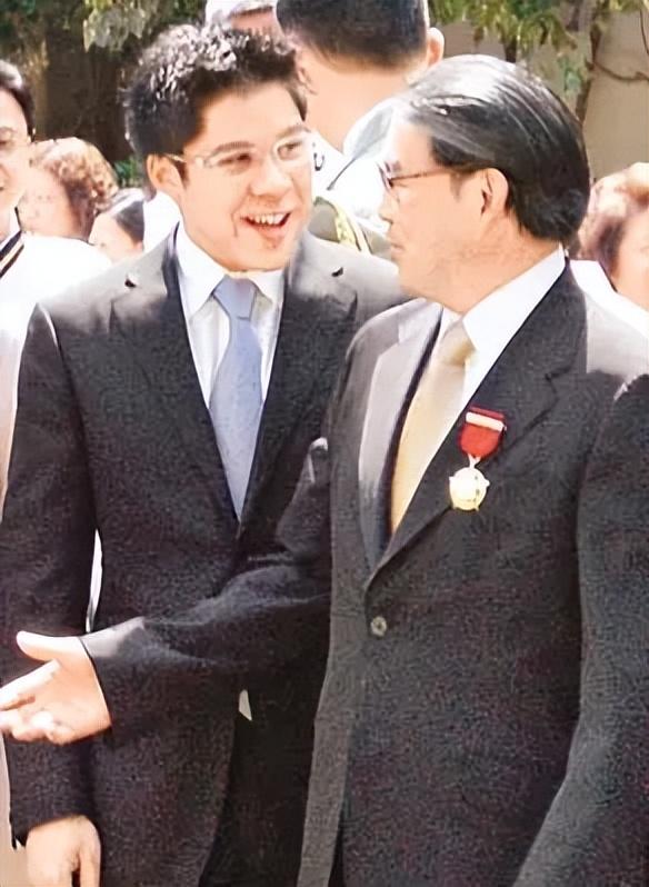 看到郭晶晶亲手把霍启刚送进体制内,才明白她在霍家地位高的原因_跳水