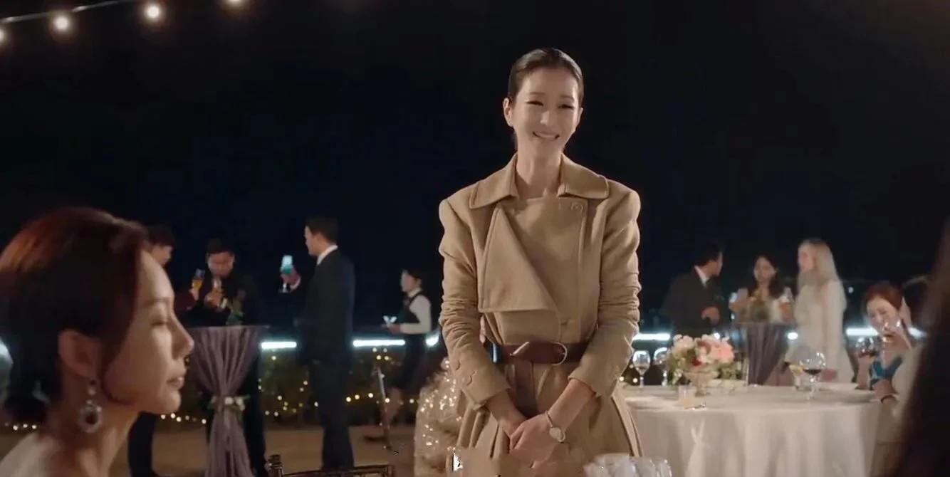 韩剧《夏娃》女主,精致五官,完美身材,邪魅性感的美艳穿搭_造型_显得