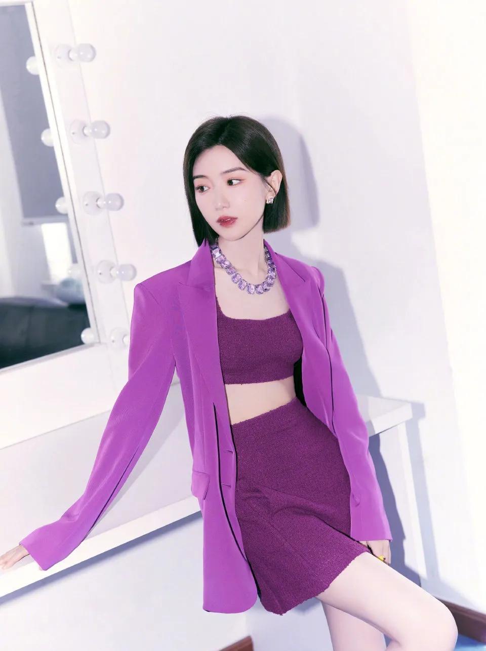 毛晓彤晒最新美照,一身优雅高贵紫,真是美艳又干练_姿态_紫色_照片