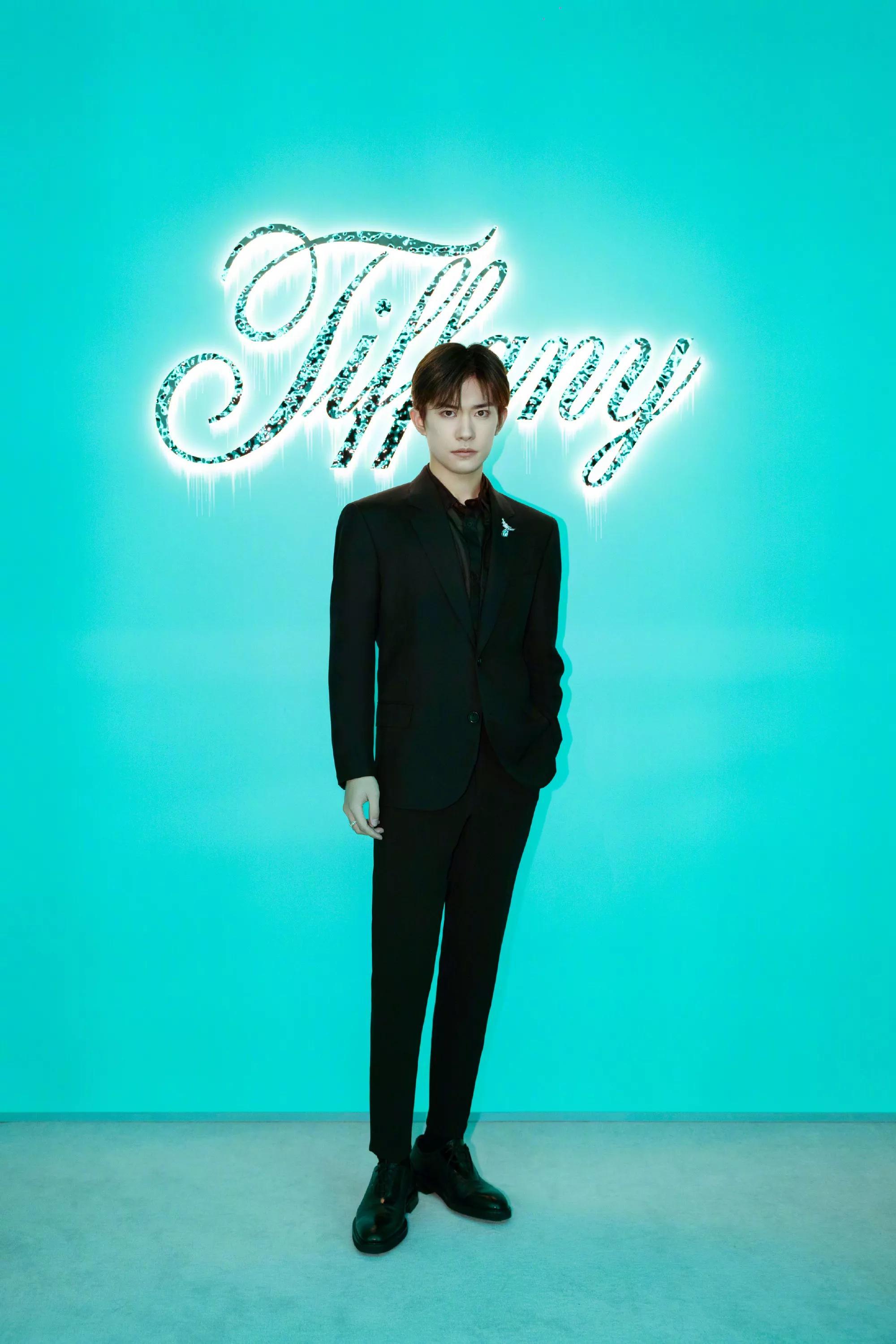 易烊千玺佩戴"石上鸟胸针"出席蒂芙尼活动状态太好了_黑色_珠宝_场合