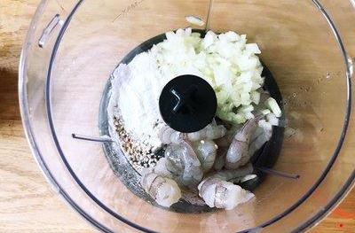 宅在家中吃美食:莲藕起司虾饼_茶匙_虾肉_胡椒