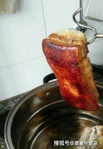 原创            正宗扣肉的家常做法，做法其实也不难，过节在家就能自己做！（扣肉做法最正宗的做法视频教程）