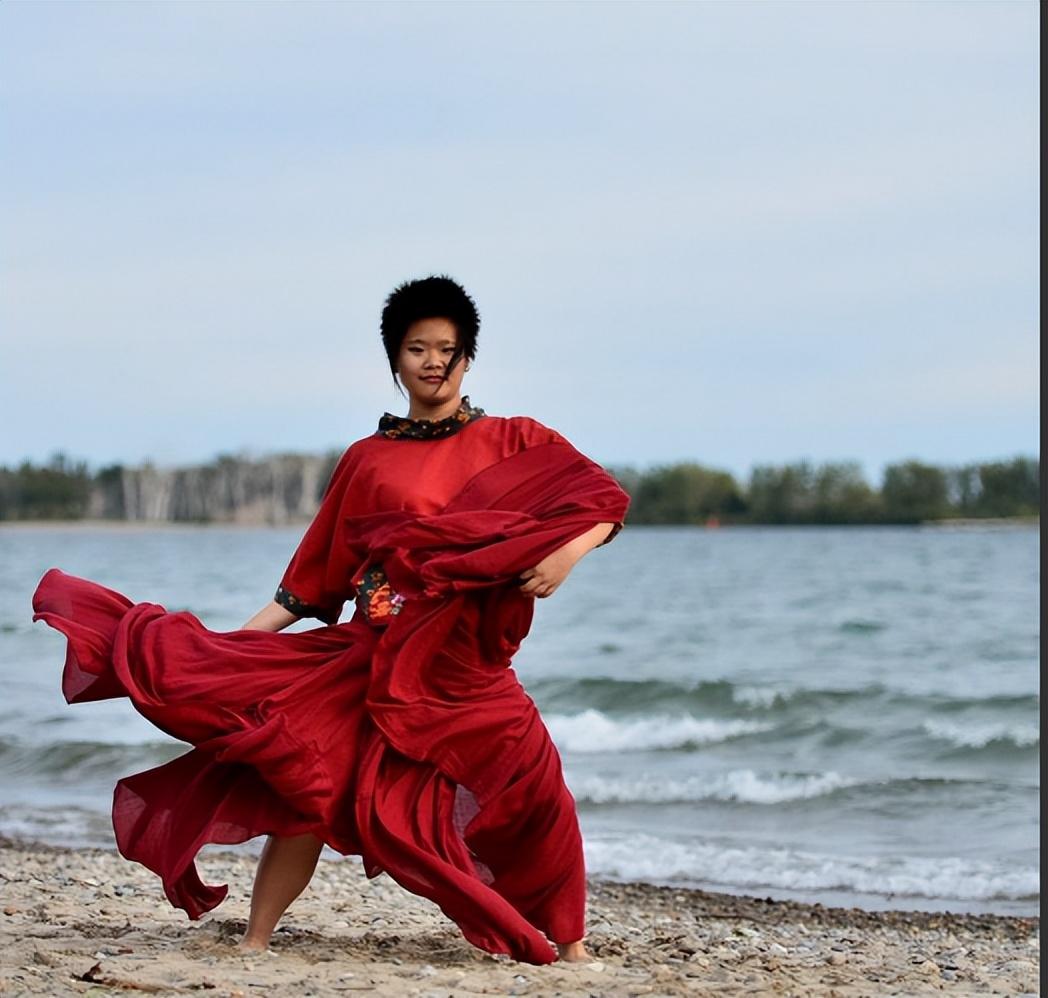 毕福剑女儿国外近照流出,眉眼像赵本山,网友劝其做亲子鉴定_毕凌_照片