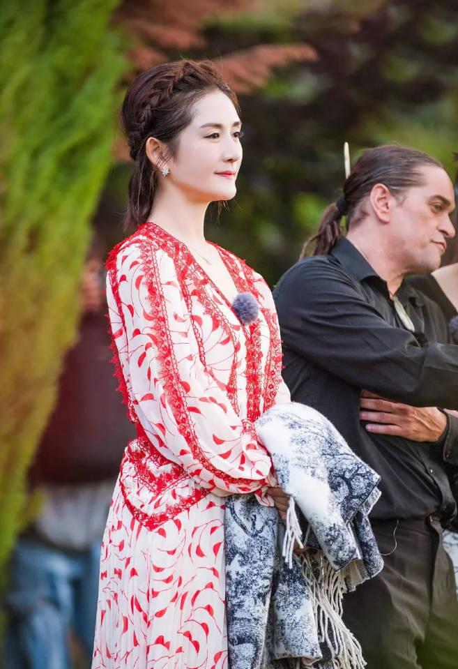 看看章子怡和她的合照就有答案_网友_下巴_眼睛