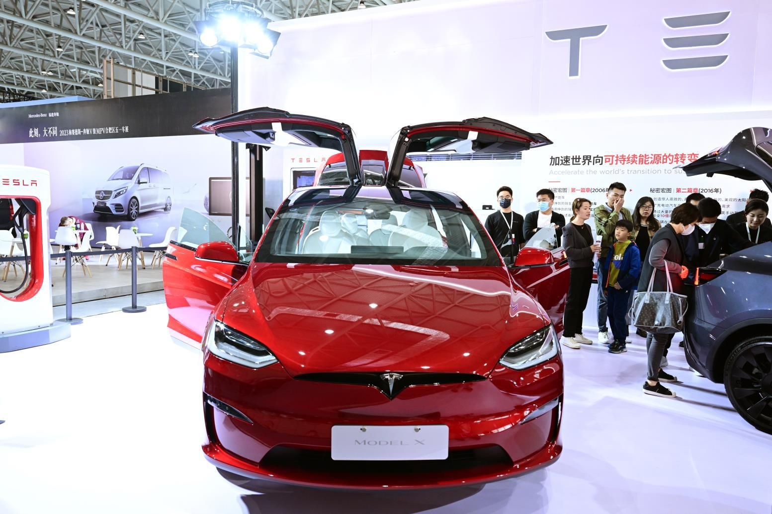 特斯拉"特别"阵容亮相安徽车展 model x烈焰红实车首秀_搜狐汽车_搜狐