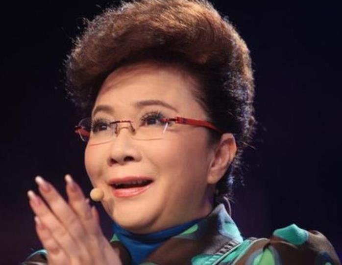 60岁蔡明现身街头引围观!