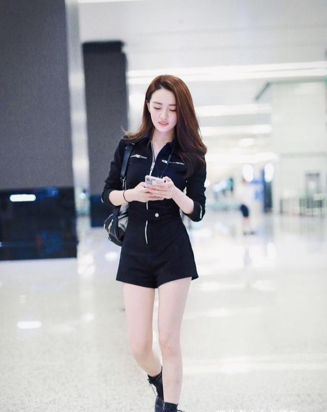 27岁徐璐化身时髦小妖精,短裤秀白皙漫画腿,小蛮腰和直角肩真媚