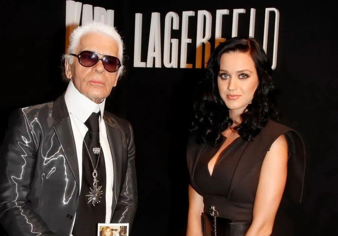 有一个故事,katyperry的短发(铁t头)受到了karllagerfeld的高度赞扬.