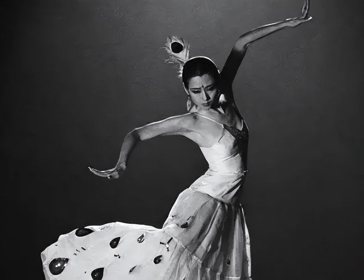 孔雀舞作为傣族舞中很有历史的一部分,杨丽萍喜爱之余却也感觉有一点