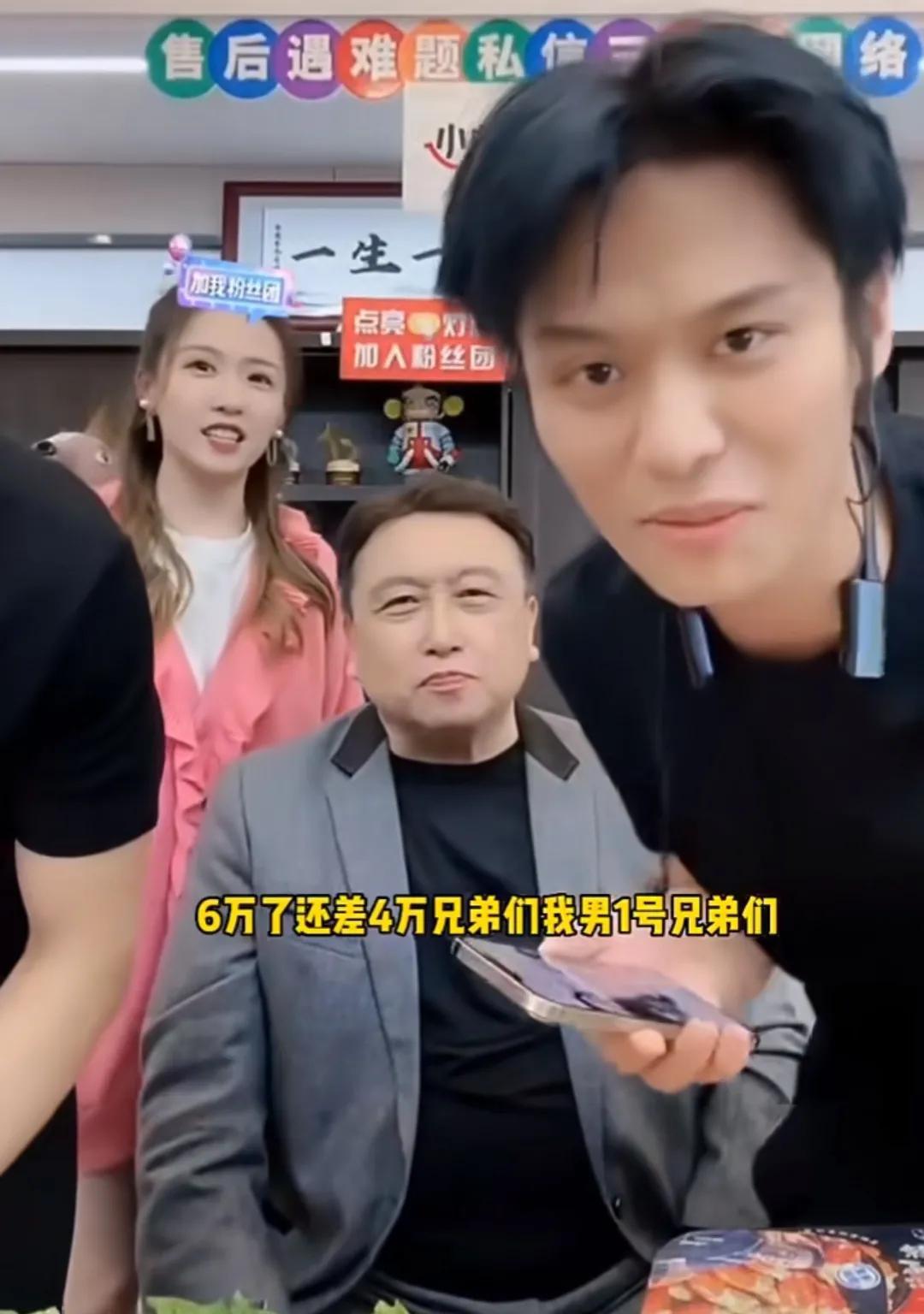 据说在直播当晚,王晶说,指着与他一同来到直播间的女儿王子涵,对小杨