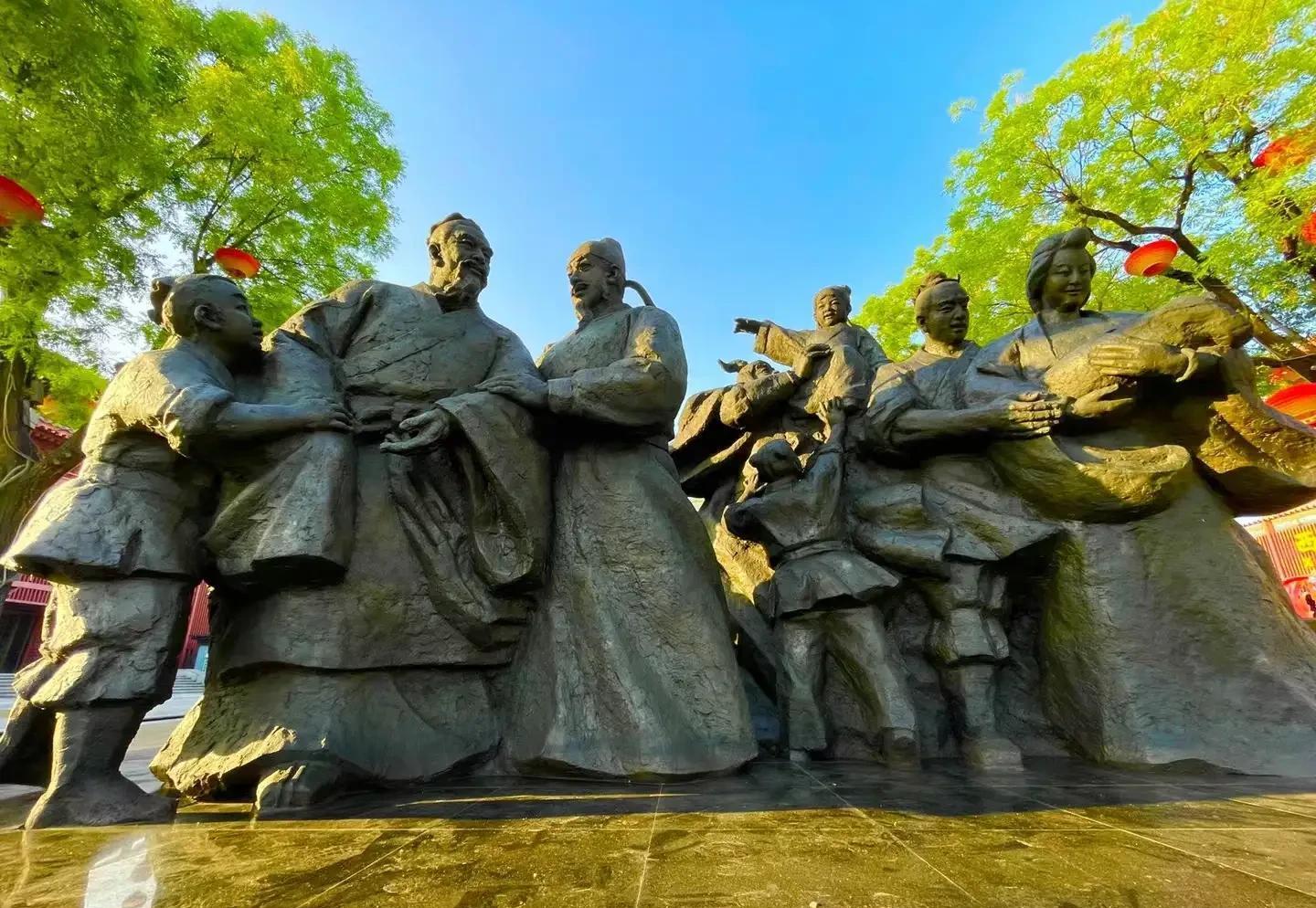 为了游客的健康,大唐不夜城保洁是认真的_旅游_雕塑_西安