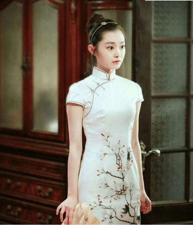 宋轶曝择偶标准要会烧炕,网友喊郭麒麟快学_旗袍_身材_穿着