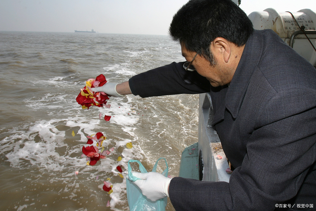 只要有死者的死亡证明和火化证明,都可以办理一对一海葬服务