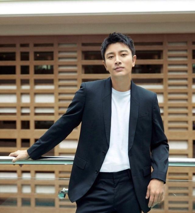 37岁贾乃亮疑深夜看诊,背影虚弱惹担忧,曾因身体不适被批架子大_网友