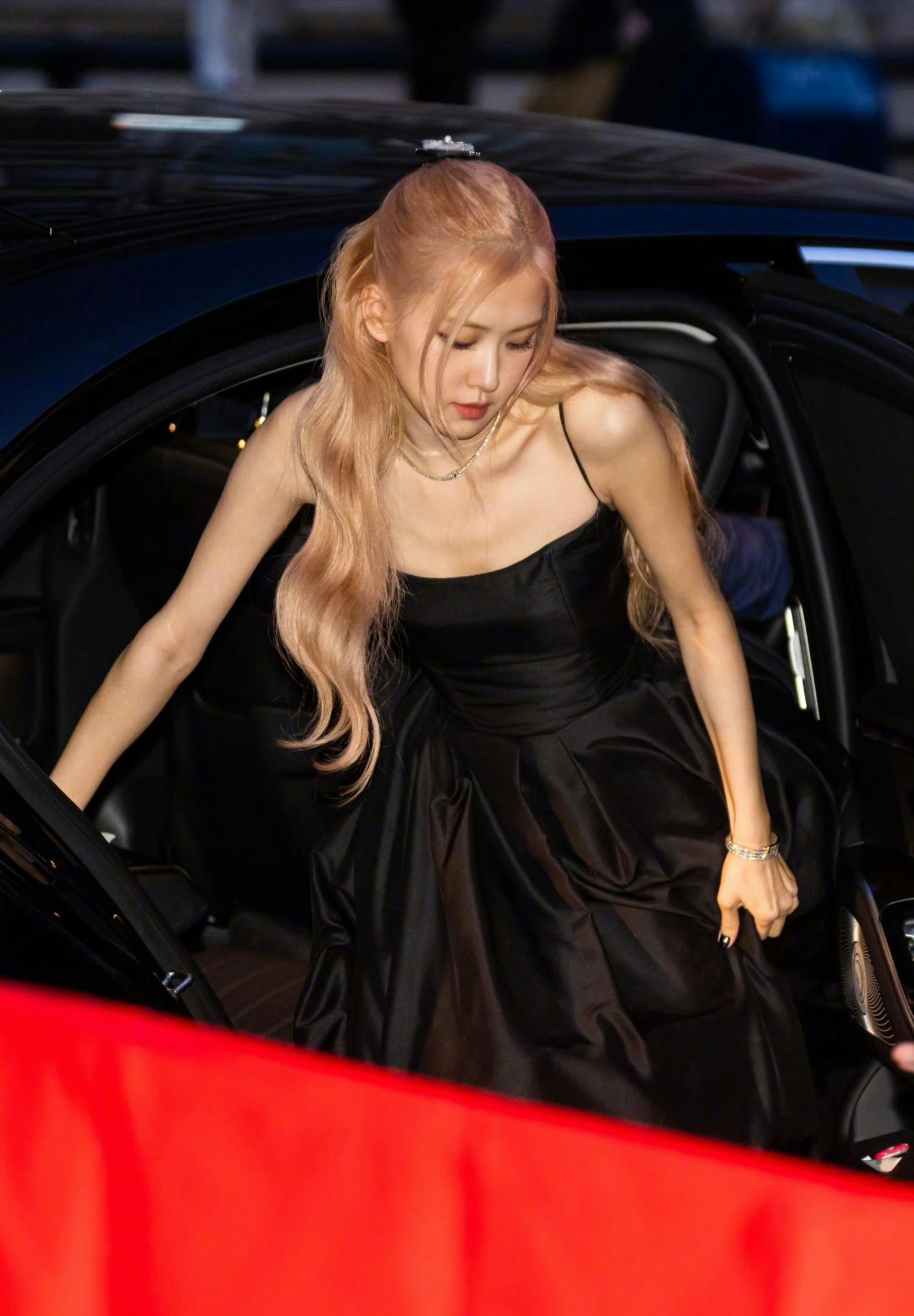 朴彩英现身纽约上演"背影杀",黑色吊带裙优雅大气_活动_魅力_身材