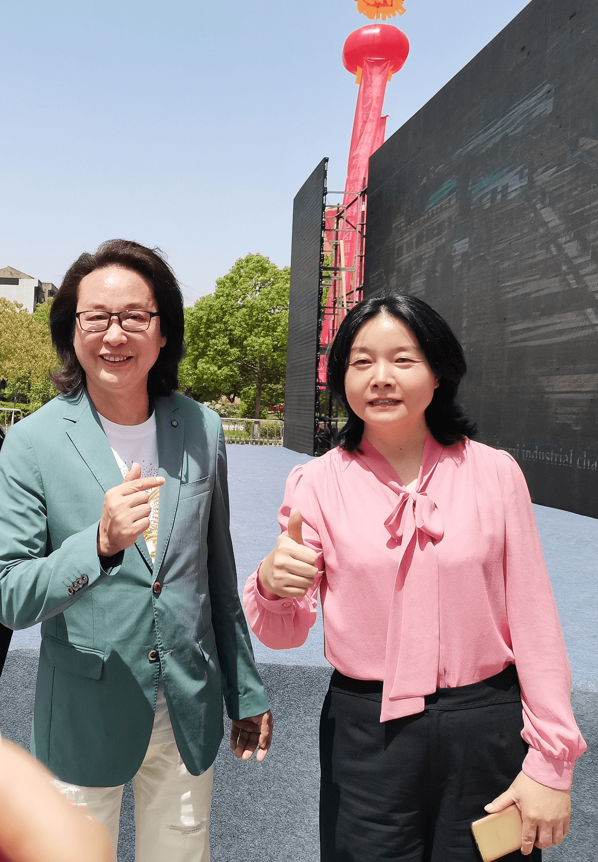 屈家岭正在迈向崭新的发展台阶,愿曹红姣书记和歌手谢军约定的屈家