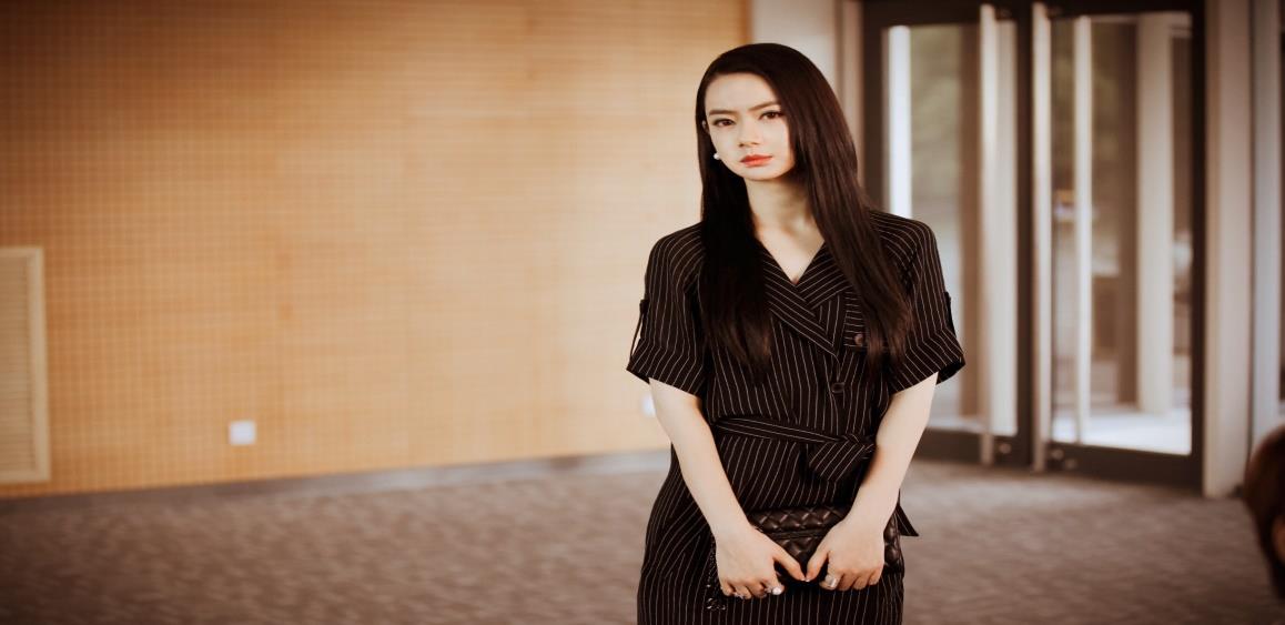 戚薇扮演的是一个被感情所伤,孤身一人来到陌生的地方,对身边的每一