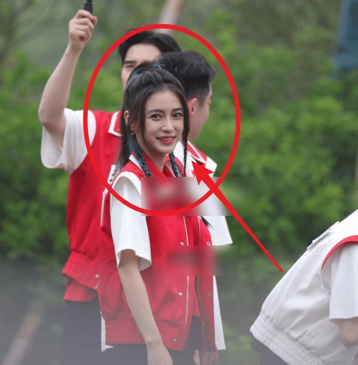 30岁谭松韵做客《跑男9》,和baby同框,娃娃脸的优势一瞧便知_李沁