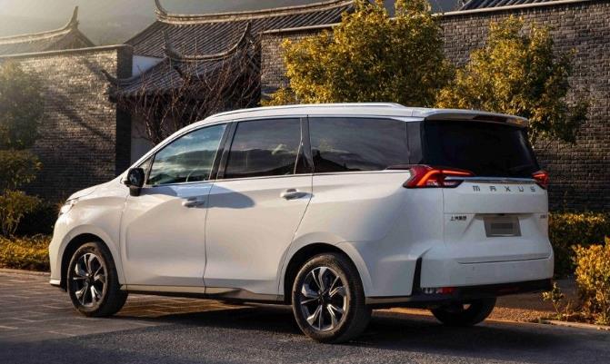 在内饰方面,上汽迈克萨斯g50保持了家族化的中控布局,营造出了怀抱式