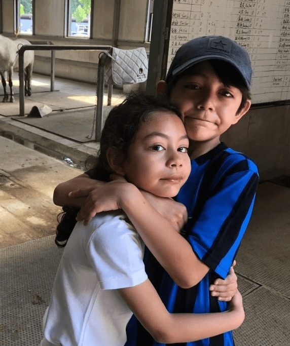 刘烨女儿参加马术比赛,双手拿马鞍动作熟练,哥哥诺一却黑太多_刘霓娜