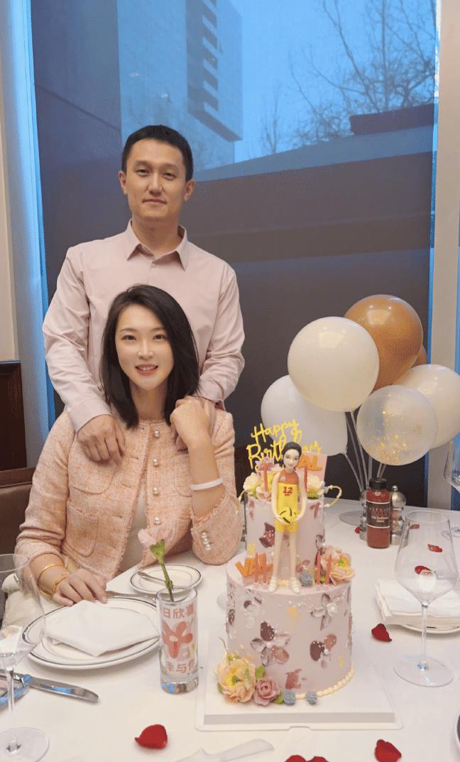 前体育队长惠若琪晒结婚五周年全家福被霸道总裁甜蜜拥抱_杨臻博_排球
