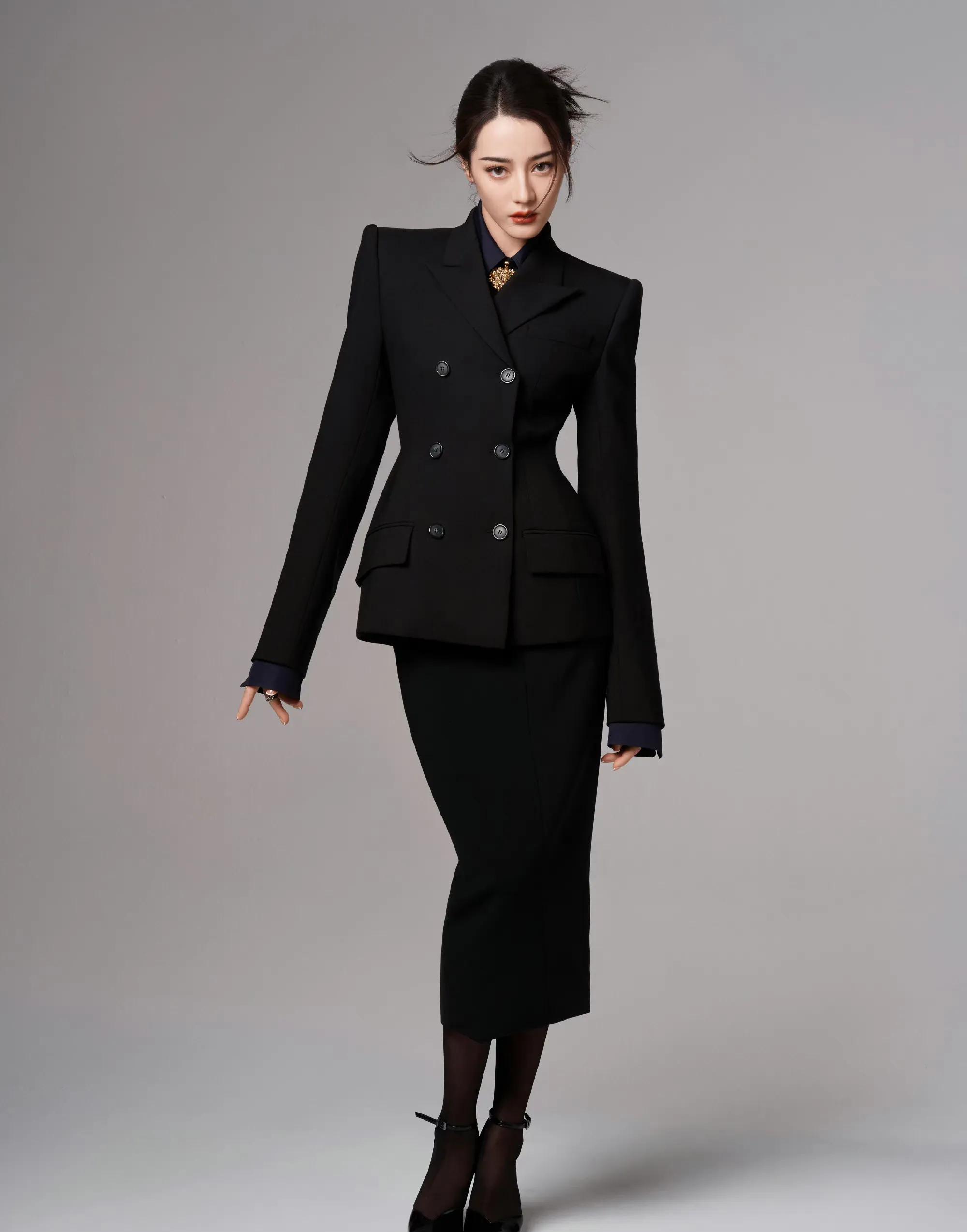 3.20明星穿搭迪丽热巴黑色西装造型,孙怡碎花吊带裙造型