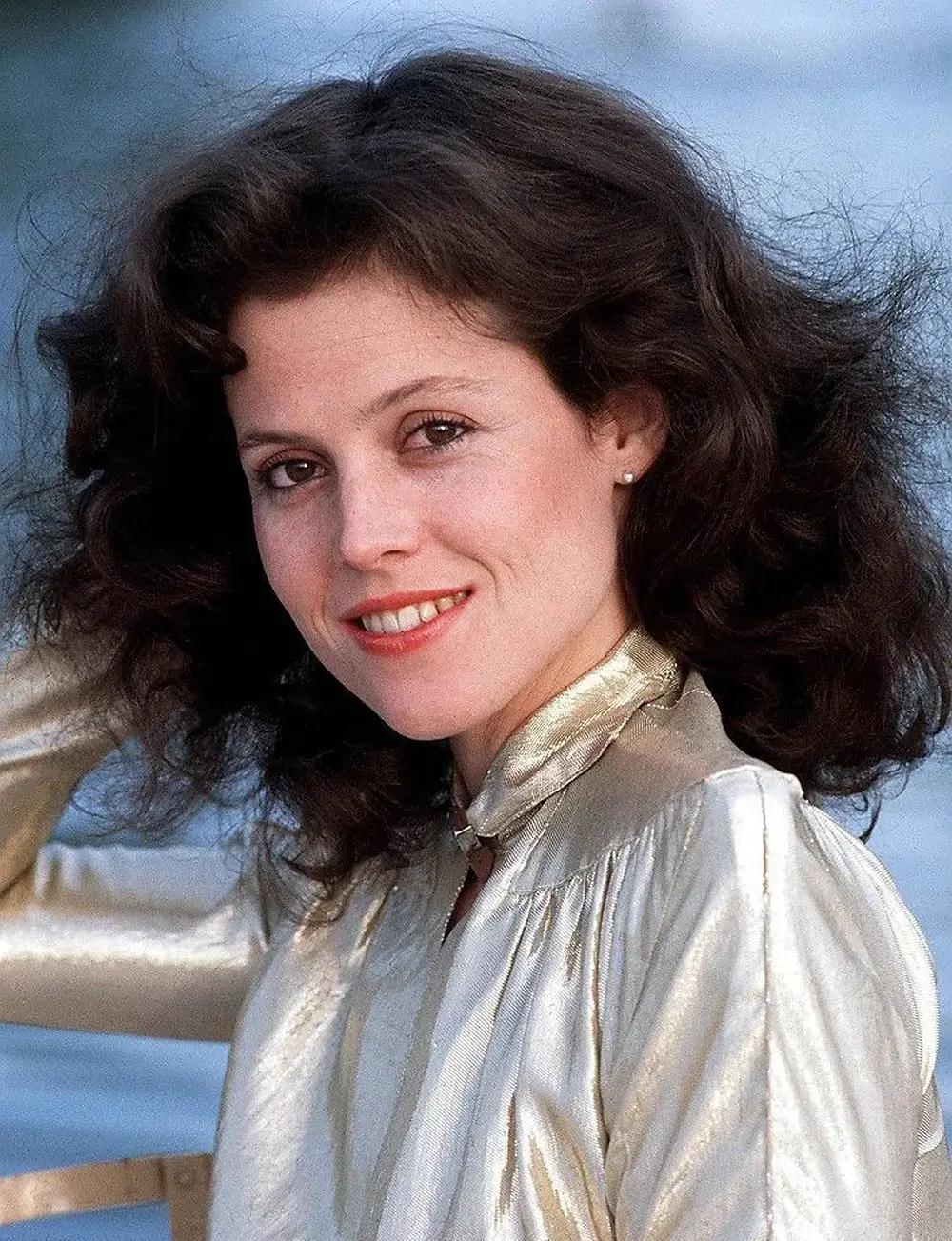 帅气的西格妮韦弗在《异形》中的演出,是詹姆斯卡梅隆的细心指导_人们