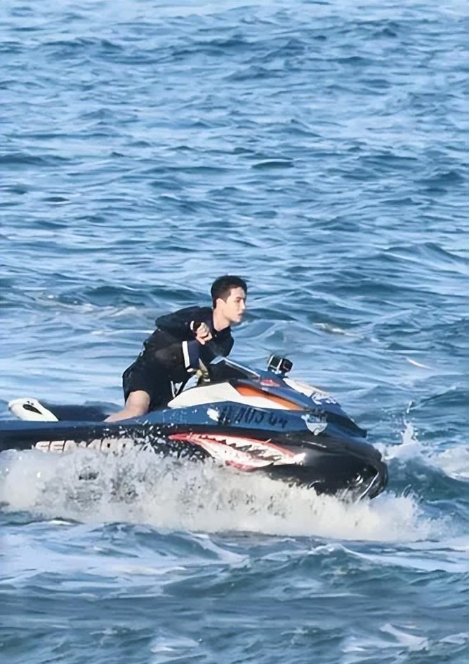 王一博被女安检抚腰,注意看他的反应,网友:这什么纯情少年?