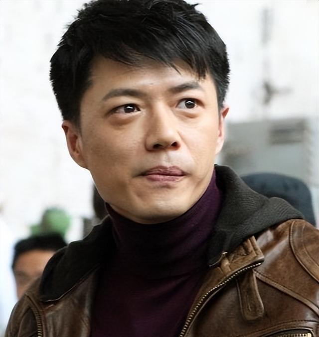 这几句评语让段奕宏彻底凉了心,前来面试的人比比皆是,比他高比他帅比