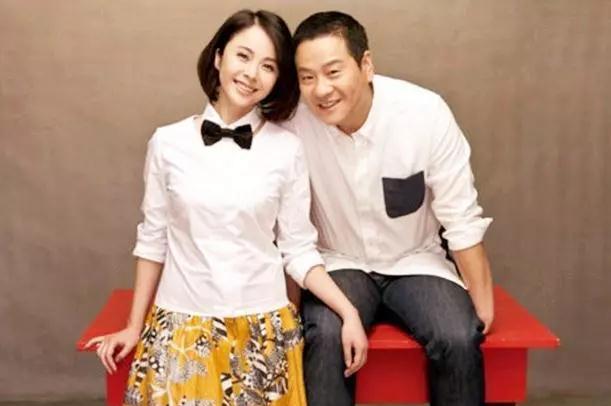 从演员到导演他成人生赢家,39岁二婚娶小8岁女神,如今满头白发_连奕名