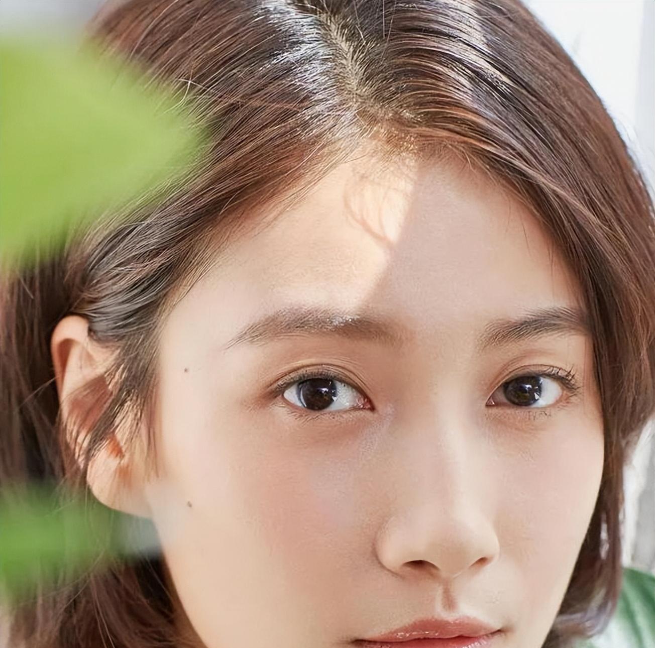 然而尽管这部剧的镜头中啜妮看上去皮肤并不白皙,甚至还有法令纹和黑