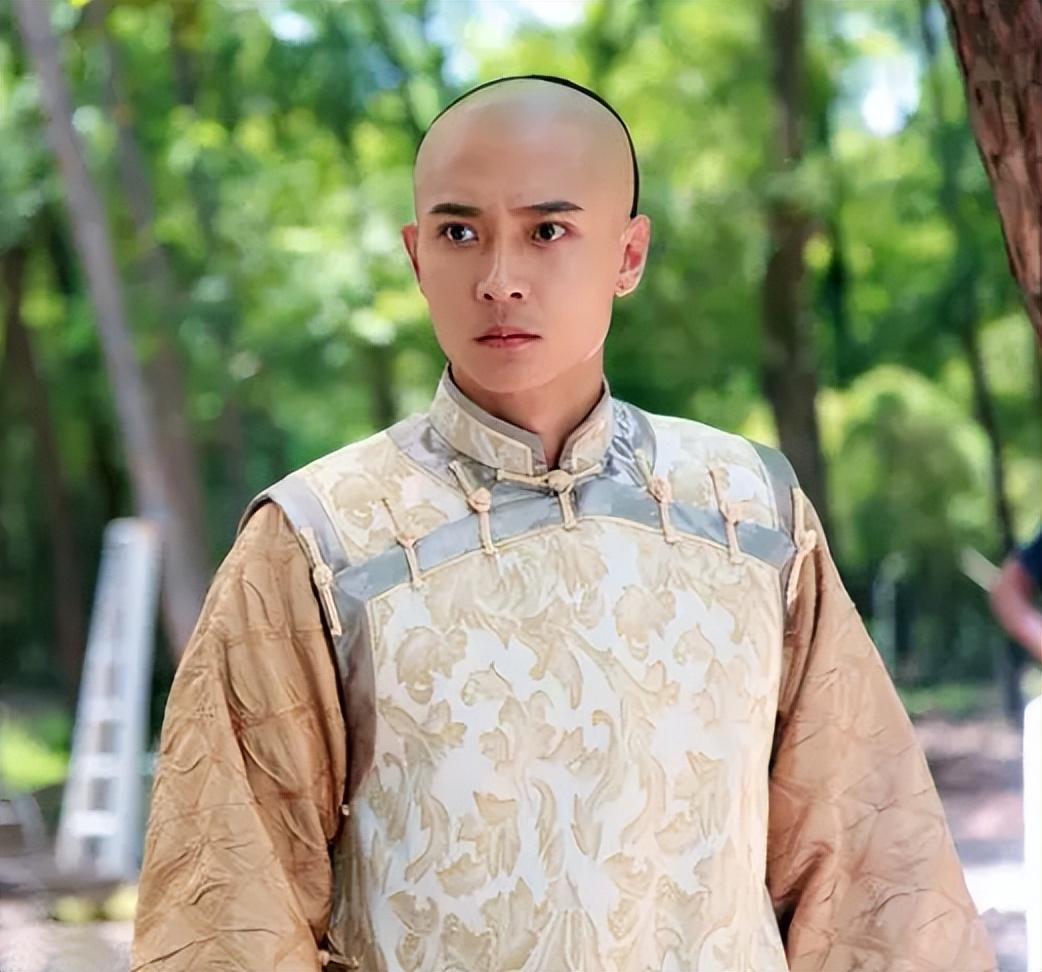 几年间,他主演了《夏家三千金》 《新还珠格格》 《爱在屋檐下》 《深