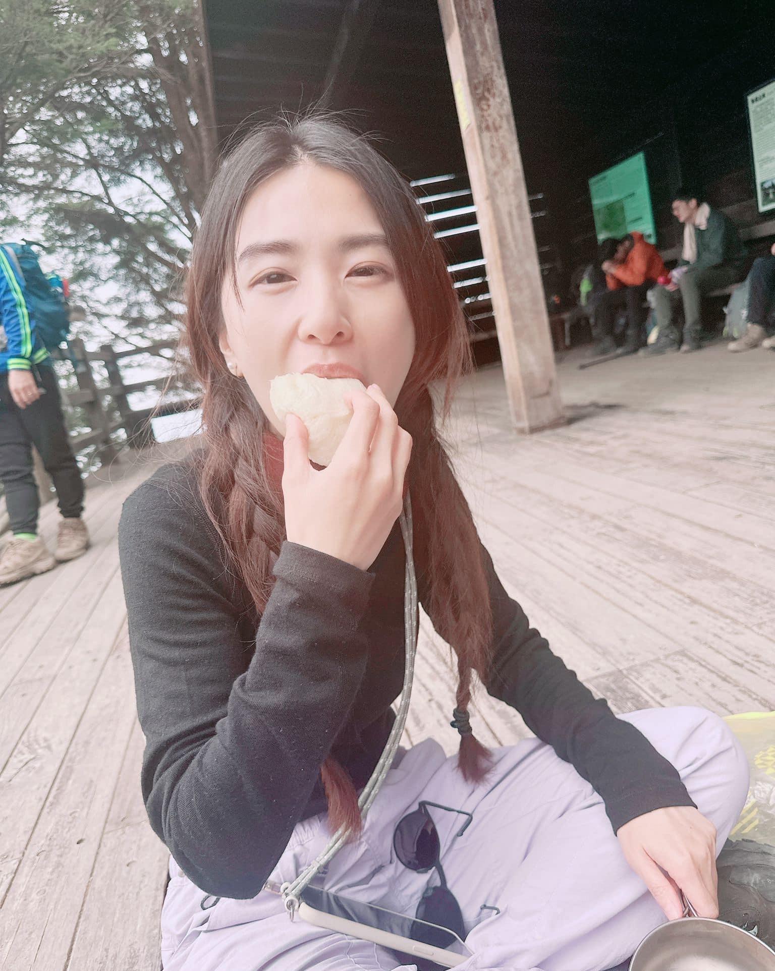 40岁歌后田馥甄玉山旅游照曝光,大玩素颜卡路里狂吃引热议_形象_照片