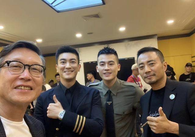 《中国机长》首映后台合影,杜江欧豪果然是宠儿,处处是c位_影片_袁泉