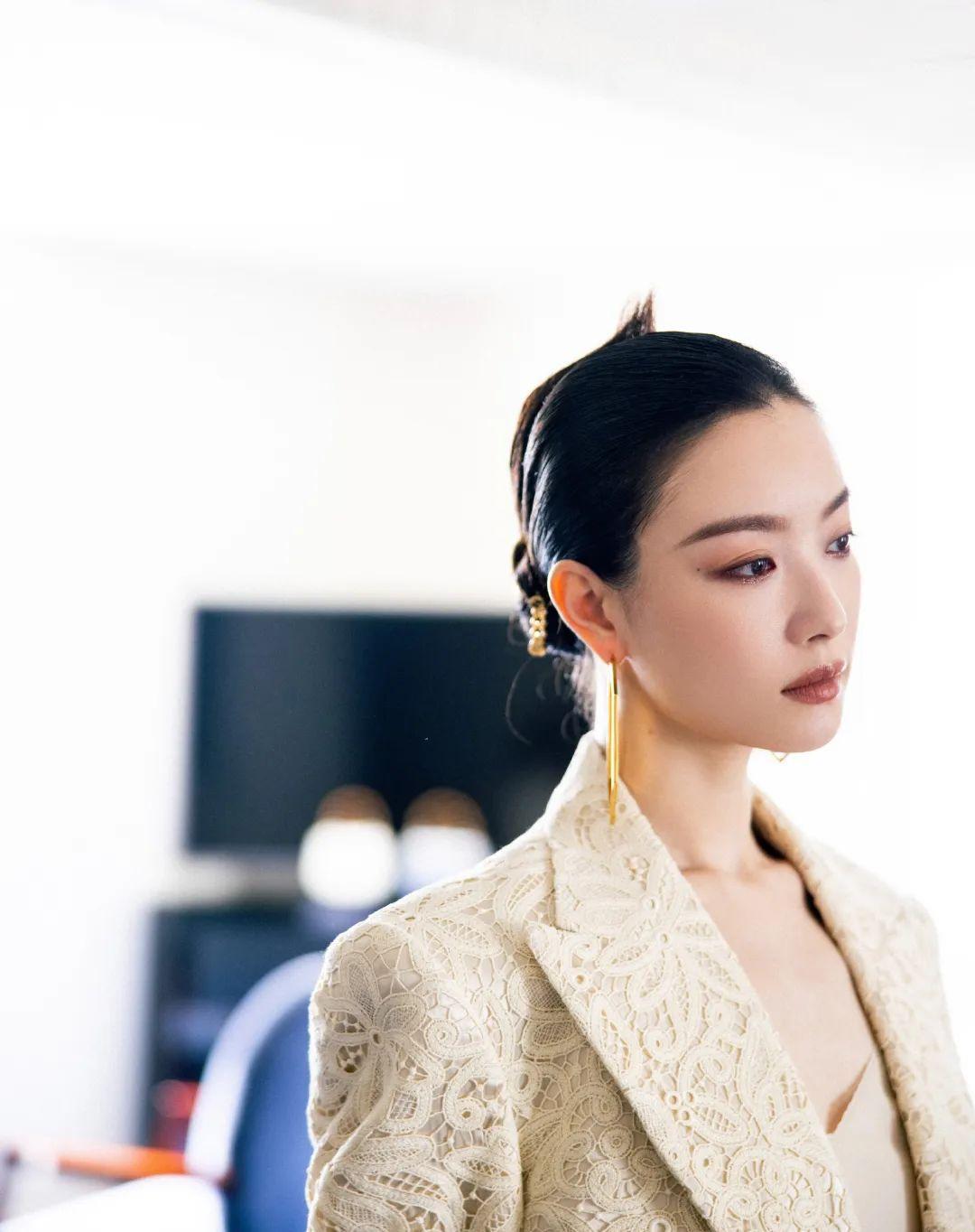 倪妮的一组美照曝光,白色蕾丝西装,又美又飒,秀出小蛮腰身材_时尚