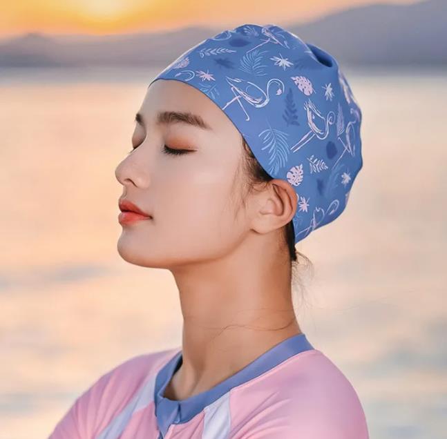 游泳时为什么要戴泳帽?_保护_头发_泳池