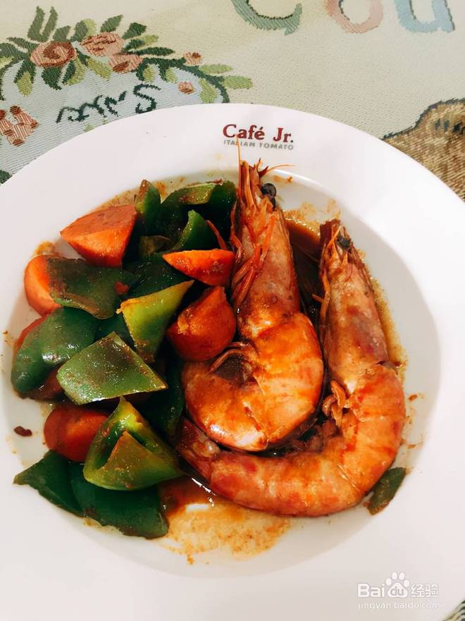 放入泰汁,青椒,胡萝卜5.放在一边用4.加姜炒.放入大虾,搅拌均匀3.