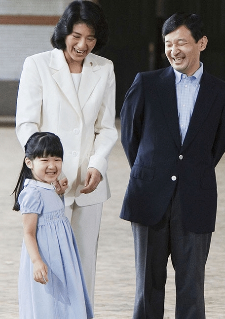 后来的爱子公主,也是常常被议论的对象,常常受到语言霸凌.