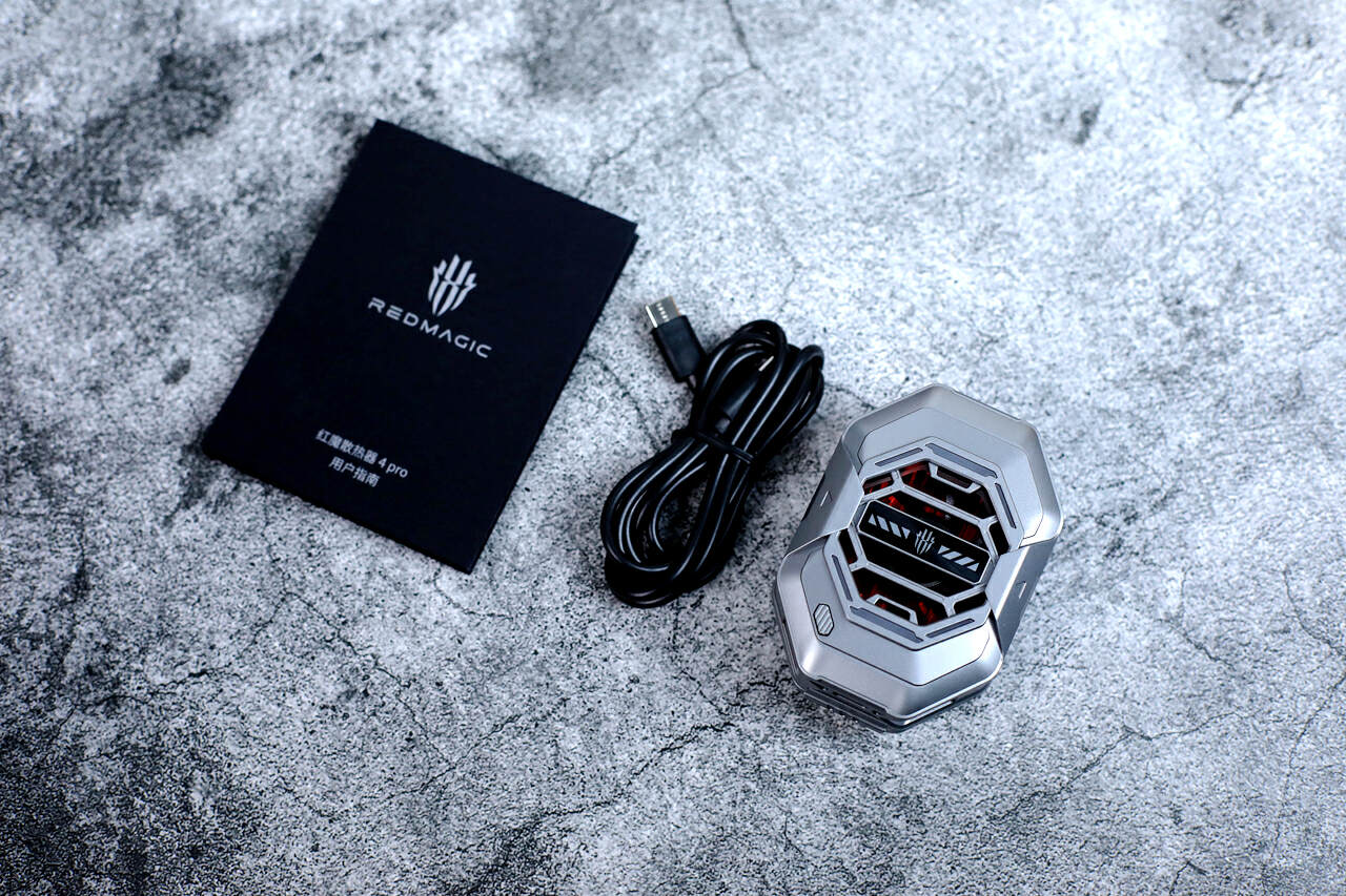 红魔散热器4Pro背夹版：夏天玩游戏手机发热掉帧？不存在！