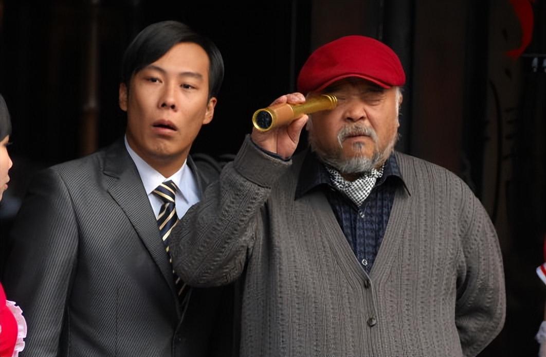 68岁李琦公园卖烧烤,赤膊上阵50元一串,网友直呼被骗了_身体_烟酒