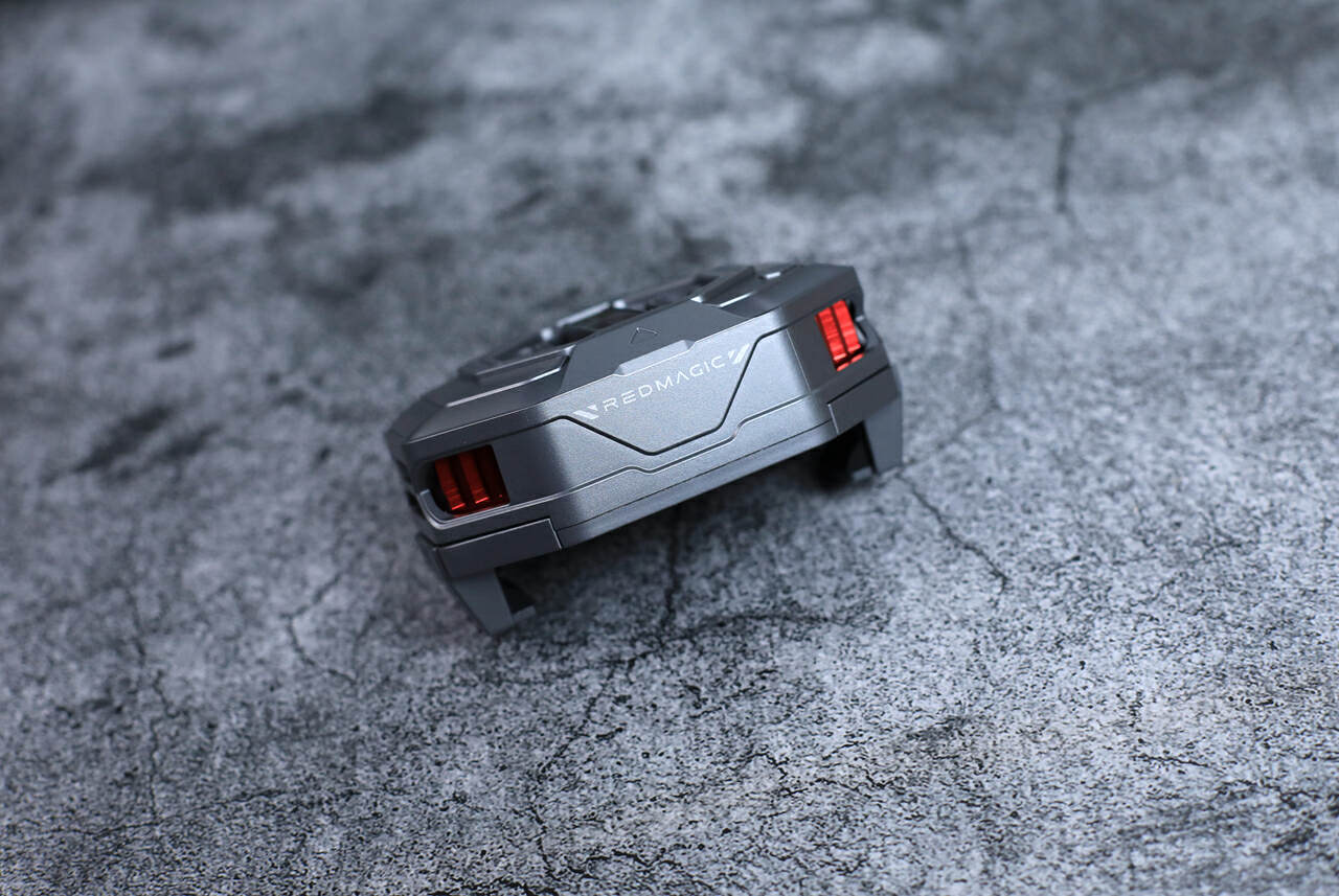 红魔散热器4Pro背夹版：夏天玩游戏手机发热掉帧？不存在！