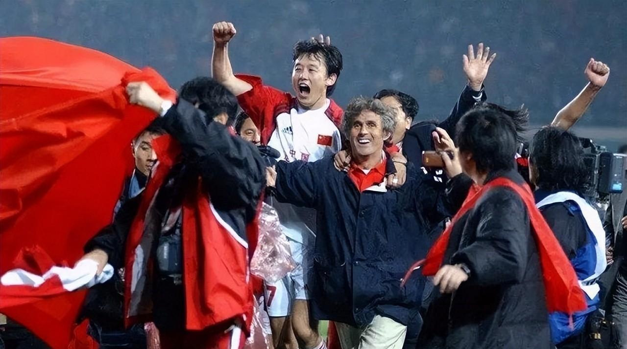原创            李霄鹏下课，国足选帅要求出炉，本土教练不考虑，四名外教入围（李霄鹏执教国足经历）